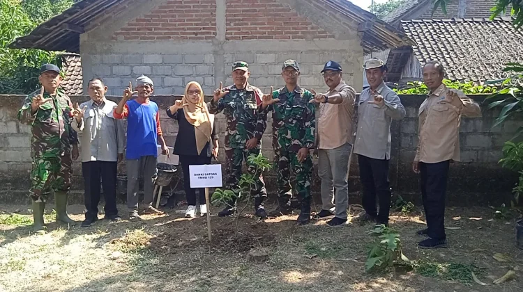 Sasaran Nonfisik TMMD ke-129 Bulu Lor, Satgas Tanam 100 Bibit Alpukat