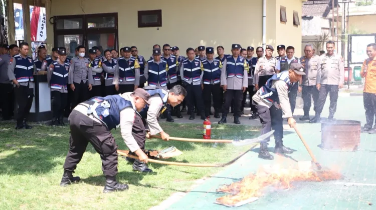 Bhabinkamtibmas Polres Magetan Latihan Penanganan Kebakaran Bersama BPBD