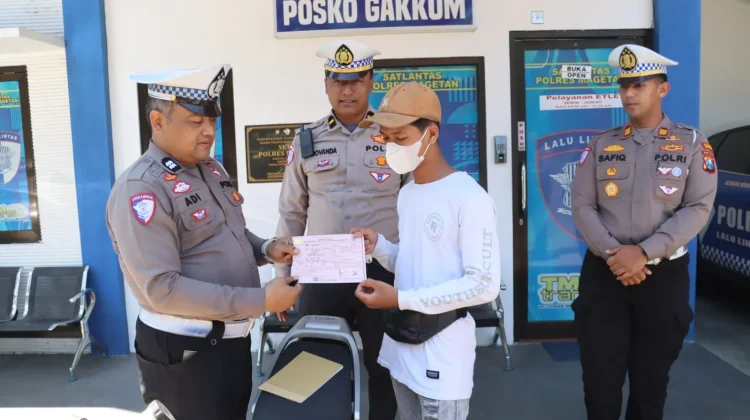 Tegas, Polisi Tilang Remaja Pelaku 'Wheelie' di Depan Pendopo Magetan