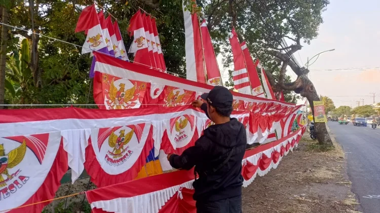 In This Economy, Penjual Bendera Agustusan Keluhkan Sepi Pembeli