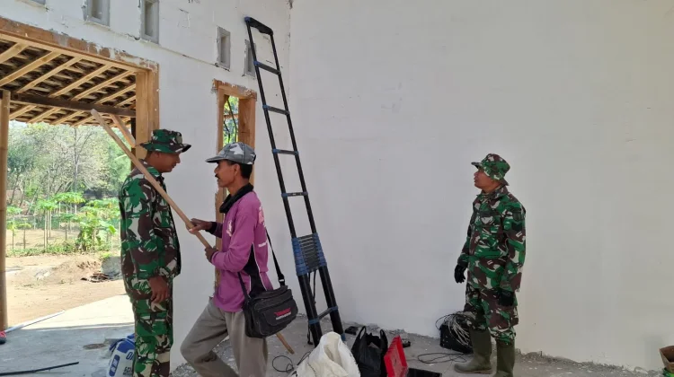 Instalasi Listrik Rumah Rehab RTLH Jadi Perhatian Satgas TMMD