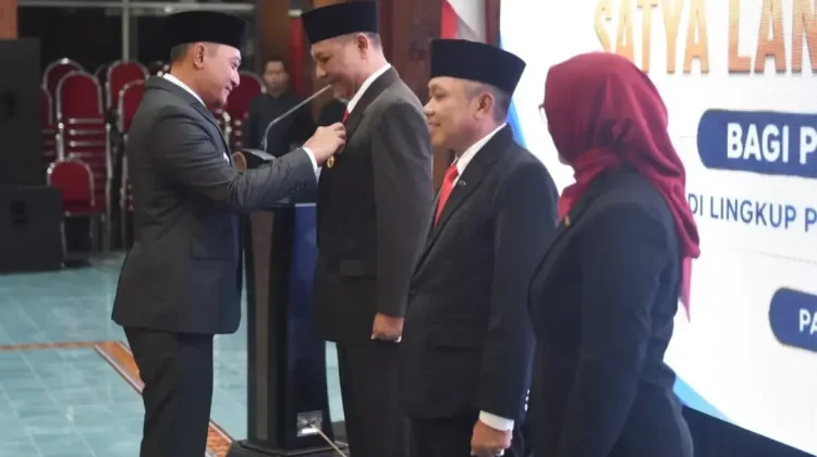 113 PNS Lingkungan Pemkab Pacitan Terima Anugerah Satyalancana Karya Satya