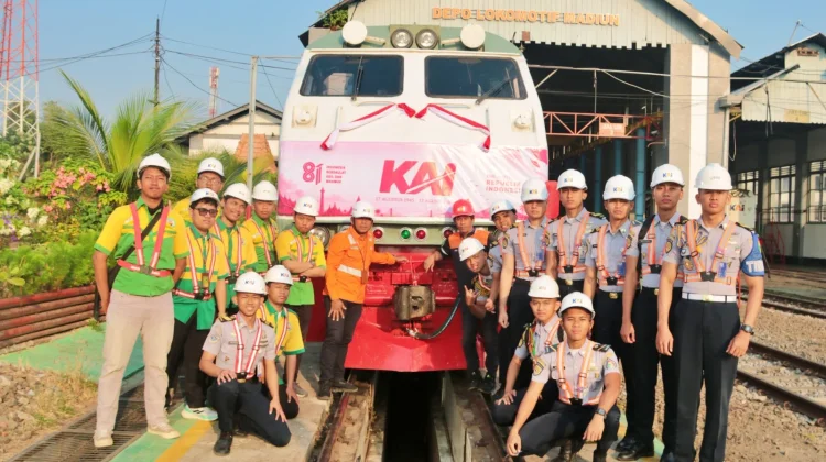 Semarakkan HUT ke-81 RI, Daop 7 Madiun dan Rail Fans Hias Lokomotif KA Manja