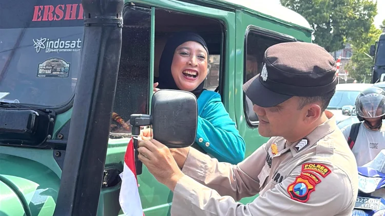 Sambut HUT ke-81 RI, Polres Madiun Kota Bagikan Bendera Merah Putih