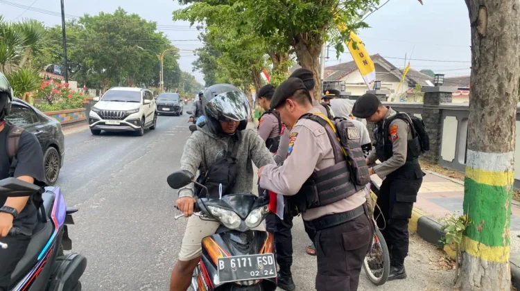 Polres Madiun Semarakkan Jalanan dengan Merah Putih