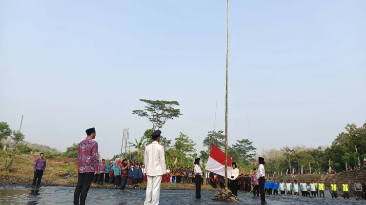 Warga Ngindeng Ponorogo Kibarkan Merah Putih di tengah Sungai