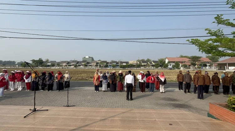 Kesibukan Tak Menghalangi Semangat Nasionalisme RW 01 Kelurahan Banjarejo