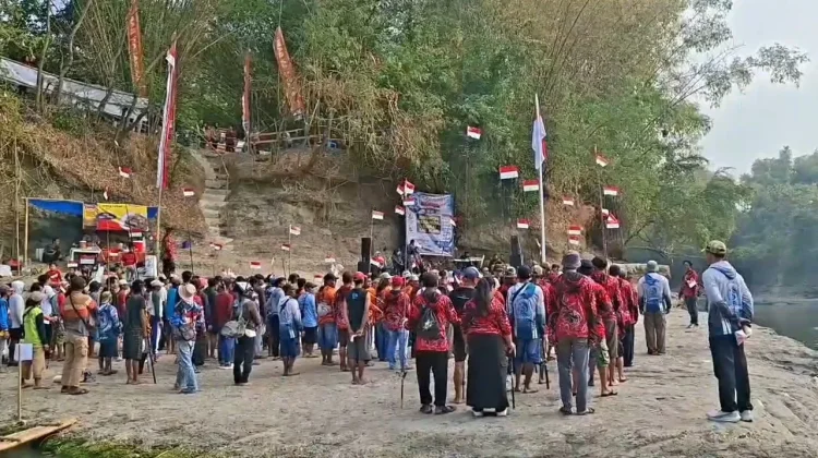 Ratusan Pemancing Gelar Upacara di Tepi Bengawan Solo