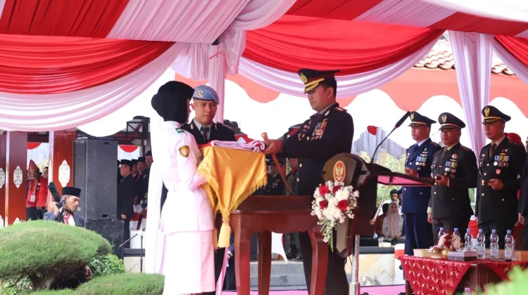 Kapolres Magetan Pimpin Upacara Penurunan Bendera HUT ke-81 RI