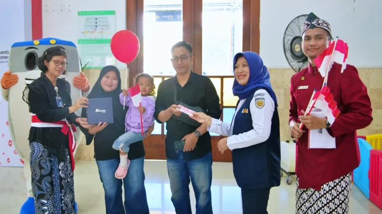 KEREN! Pelanggan Rayakan HUT ke-81 RI di Stasiun dan di Atas Kereta Api