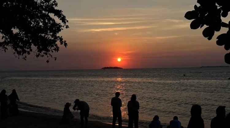 Pesona Pantai Tanjung Gelam, Surga Sunset di Karimunjawa