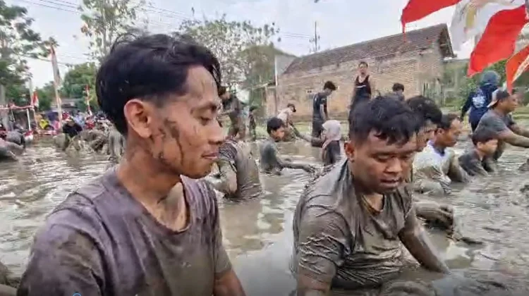 Semarak HUT Kemerdekaan, Warga Tonatan Berebut Lele di Sawah