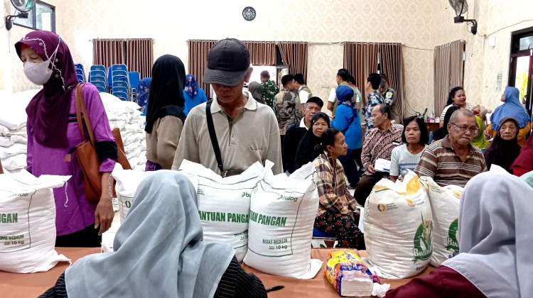 Bulog Madiun Salurkan Bantuan Pangan Bagi 11.625 Penerima