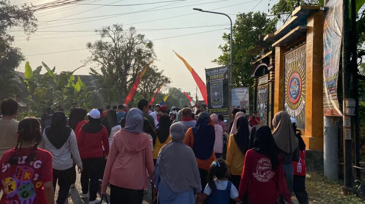 Peringati HUT Kemerdekaan, Ratusan Warga Ikuti Jalan Sehat di Desa Sambirejo
