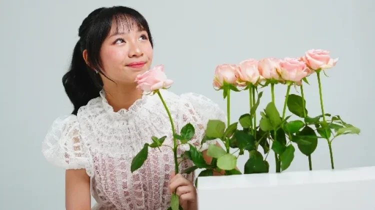 Tunjukan Kepedulian Sesama, Etenia Croft nyanyikan Lagu Hits "Jangan Menyerah"