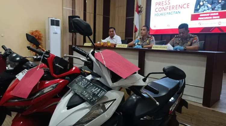 Polres Pacitan Amankan Tersangka Kasus Pencurian Uang dan Emas di Tulakan