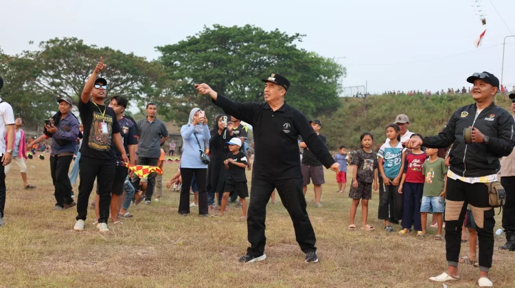 Lomba Sangkutan Layangan Meriahkan HUT ke-81 RI di Desa Bajulan Saradan