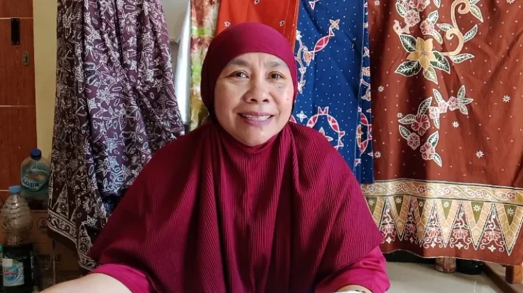 Jejak Canting Sri Rungkana: Mengukir Kasih Keluarga dan Pakem Bunga di Batik Tulis N