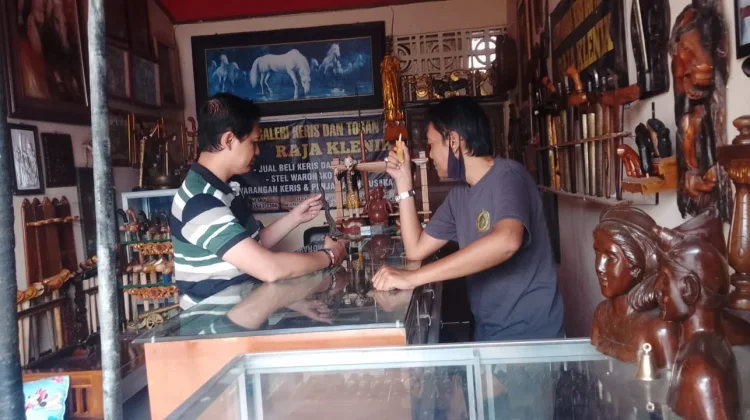 Jimmy, Pelestari Keris di Kios Pasar Joyo Madiun
