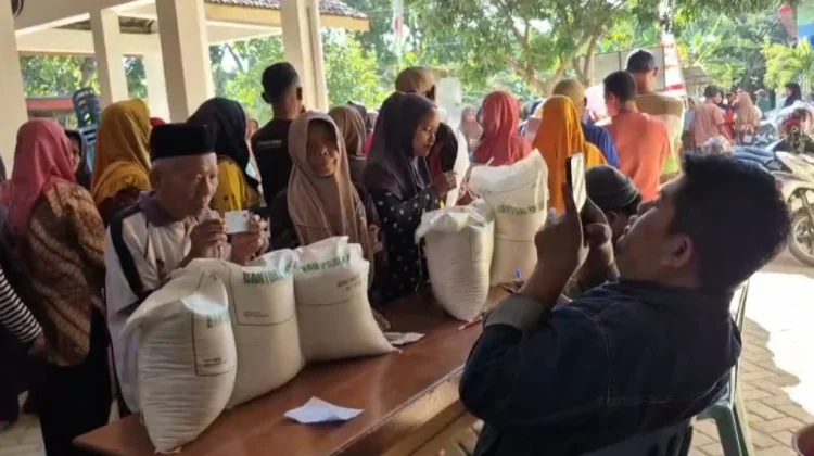 Bulog Ponorogo Salurkan Bantuan Pangan, Warga dapat 30 Kg Beras