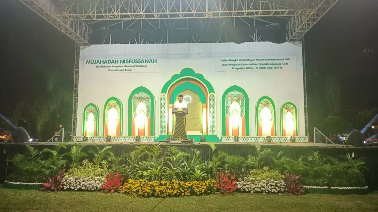 Peringati Maulid Nabi, Pengamal Sholawat Wahidiyah Padati Alun-Alun Reksogati
