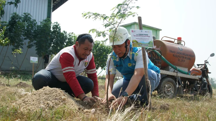 HUT RI, PLN UP3 Madiun-DLH Ngawi Tanam Pohon di TPA Selopuro