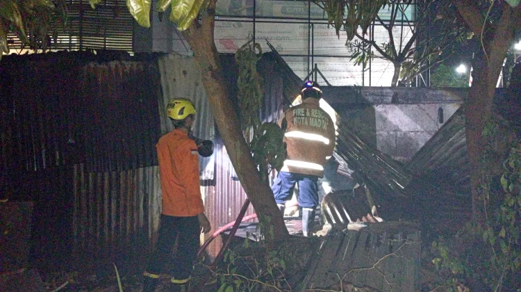 Warung dan Bangunan Nonpermanen di Jalan Panjaitan Madiun Ludes Terbakar
