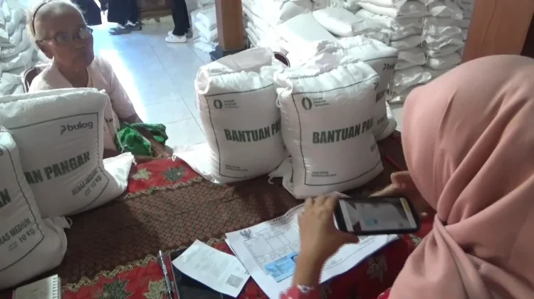 Bulog Salurkan Bantuan Pangan di Ngawi