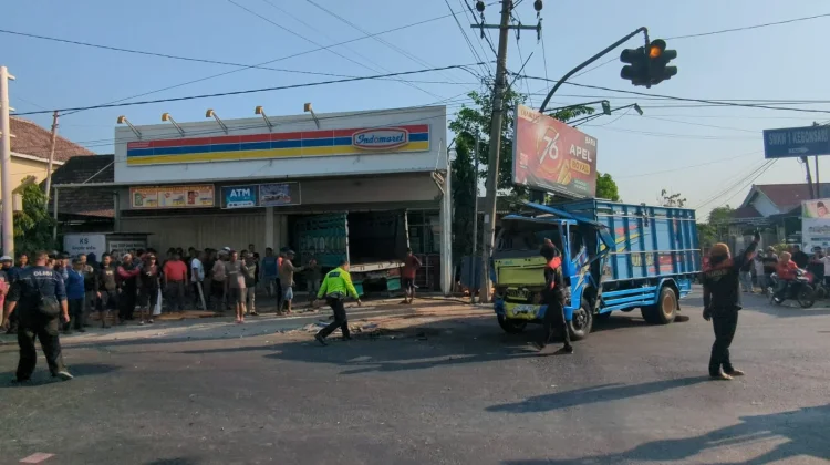Dua Truk Tabrakan di Kebonsari Madiun, Satu Masuk Minimarket
