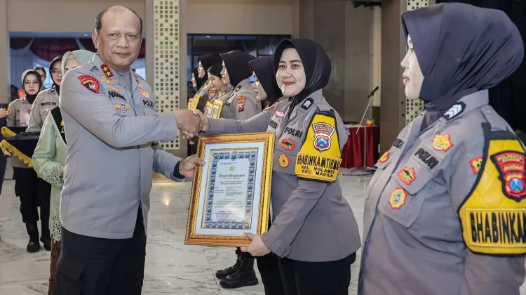 Brigpol Riztania Ayu Prasanthi Raih Penghargaan dari Kapolda Jatim