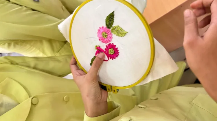Kreasi Cantik dari Sulam Pita Warna-Warni