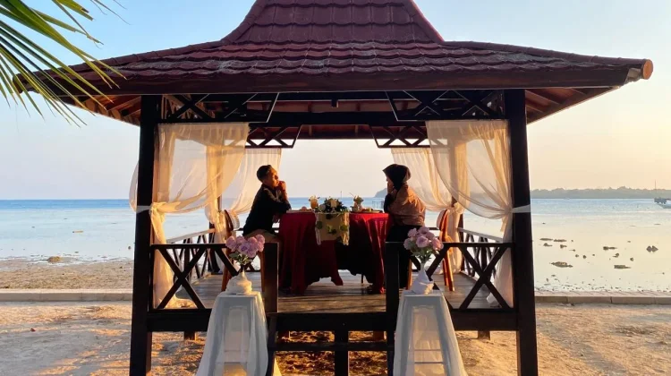 Makan Romantis Sambil Menikmati Sunset Karimunjawa