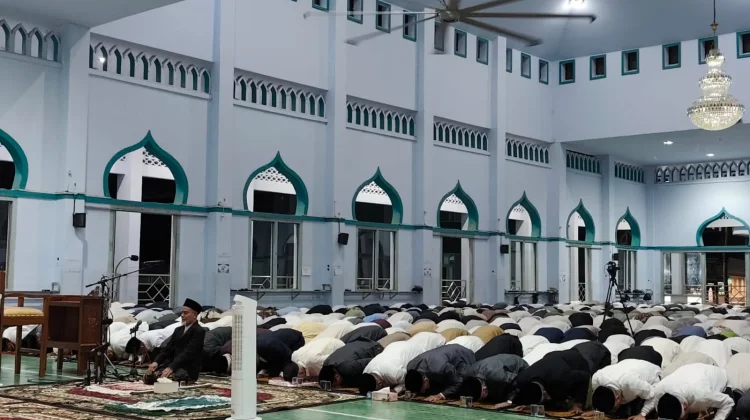 Puluhan Ribu Orang Ikuti Khataman dan Sujud Syukur 100 Tahun Gontor