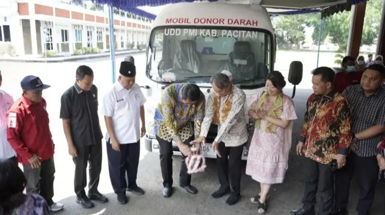 Perluas Layanan, PMI Pacitan Terima Mobil Unit Donor Darah dari Pemerintah Jepang