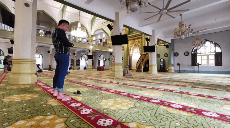 Mengajarkan Salat secara Sabar dan Bijak
