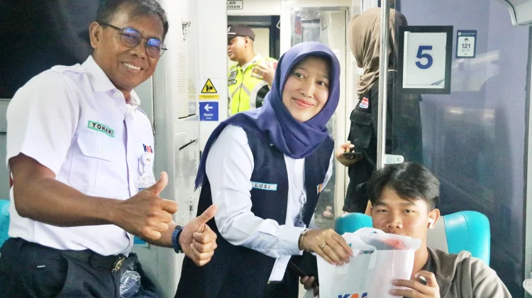 HUT ke-81, KAI Daop 7 Bagikan Ratusan Porsi Nasi Pecel Pincuk Khas Madiun