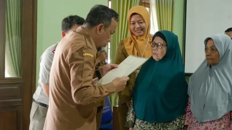 Seratus Lebih Warga Sempol Magetan Terima Sertifikat PTSL