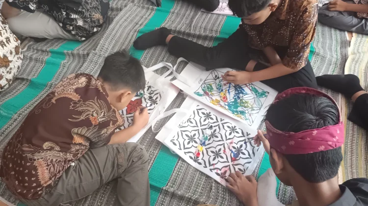 Peringatan Hari Batik Nasional, 30 Siswa SLBN Ngadirojo Warnai Motif Batik Totebag