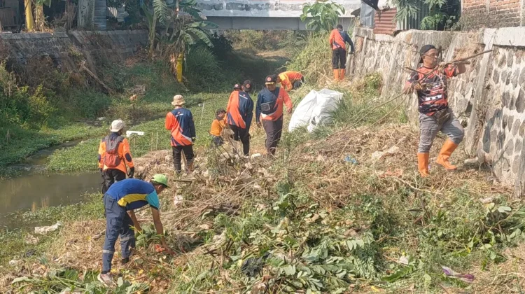 Antisipasi Banjir, BPBD Kota Madiun Bersihkan Kali Piring