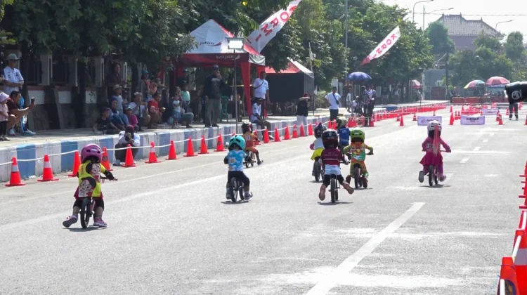 Ratusan Pembalap Cilik Adu Cepat di Event Pushbike Perdana Kabupaten Madiun