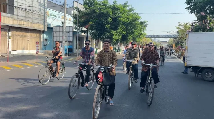 Peringati Hari Batik Nasional, KOSTI Madiun Gowes Berbatik Keliling Kota