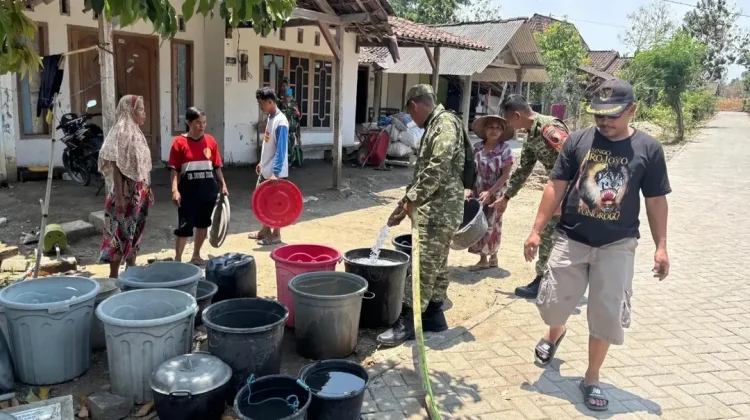 Kodim 0802/Ponorogo Salurkan Air Bersih untuk Warga Terdampak Kekeringan