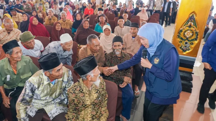 Khofifah Salurkan Bantuan Rp9,87 Miliar di Magetan