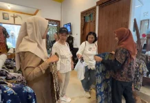 Pengunjung Asal Yogyakarta Apresiasi Ragam Warna dan Motif Batik Ngawi