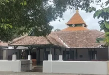 Masjid Al Basyariah: Tembok Tebal Usia Ratusan Tahun, Uniknya Ada Kolam Depan Masjid