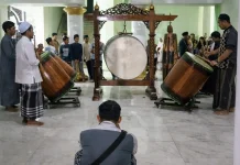Tradisi Tabuh Beduk Masjid Agung Al Hakim Kota Madiun yang Selalu Dinanti