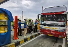 PT JNK Bersama PJR Jatim VI Bagikan Takjil di Gerbang Tol Madiun