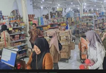 Toko Grosir Kue Kaleng dan Jajanan di Madiun Mulai Dipadati Pembeli