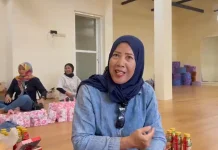 Member Sanggar Ayo Langsing Antusias Bagikan Takjil