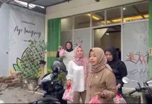 Sanggar Ayo Langsing Bagi Takjil tanpa Donatur